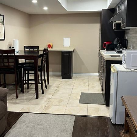 Bernie'S Basement Apartment Milton Exterior photo