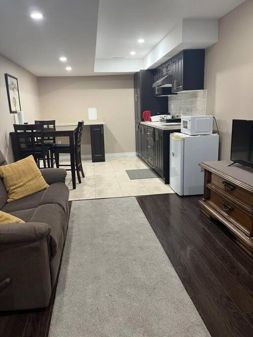Bernie'S Basement Apartment Milton Exterior photo