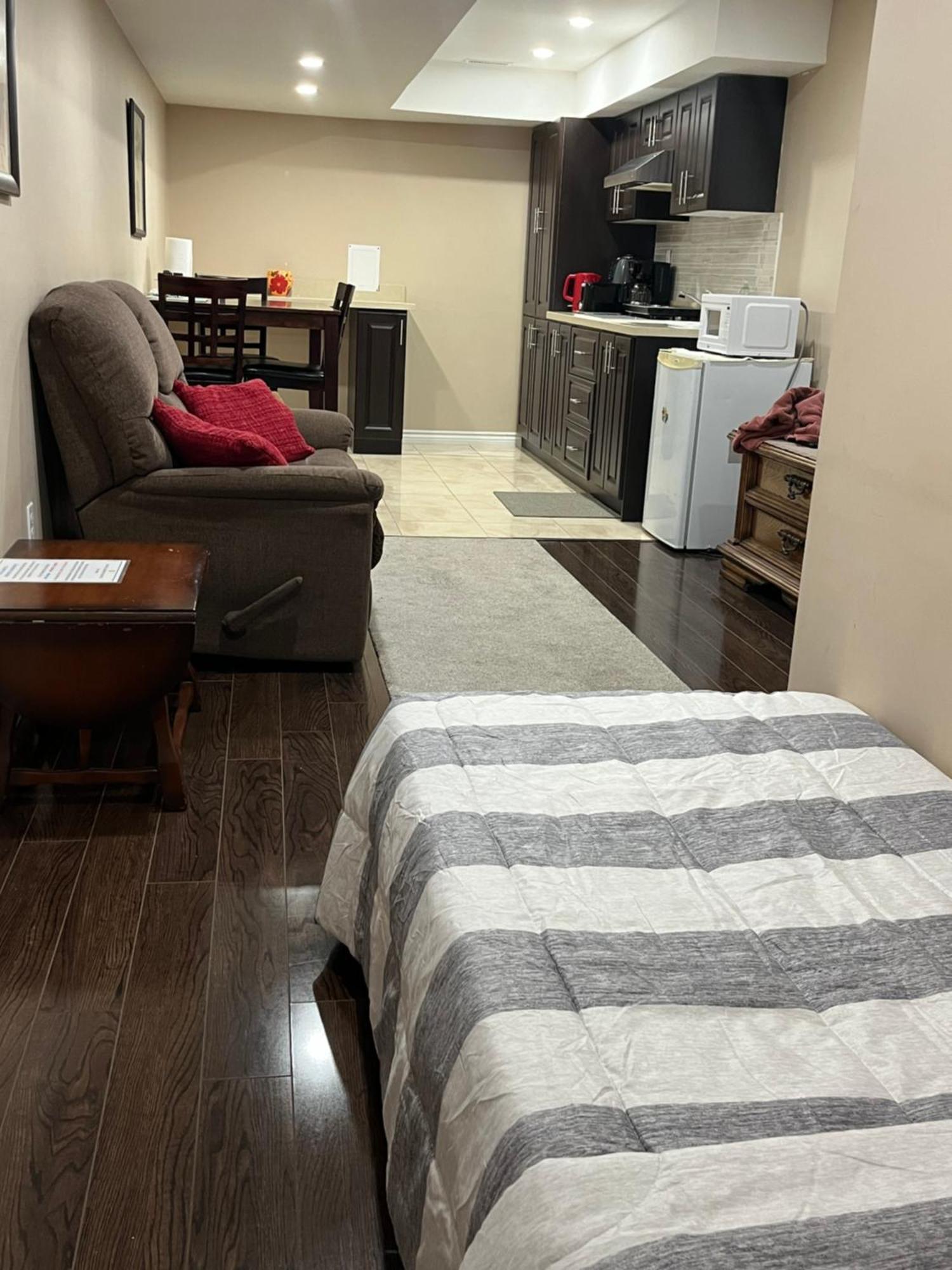Bernie'S Basement Apartment Milton Exterior photo