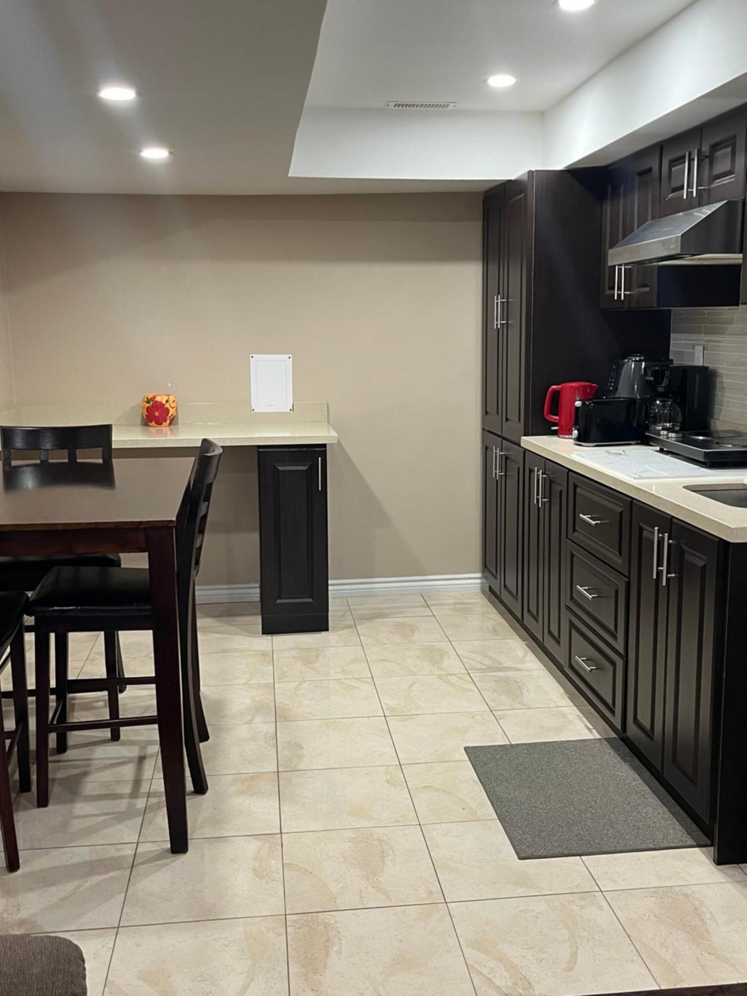 Bernie'S Basement Apartment Milton Exterior photo