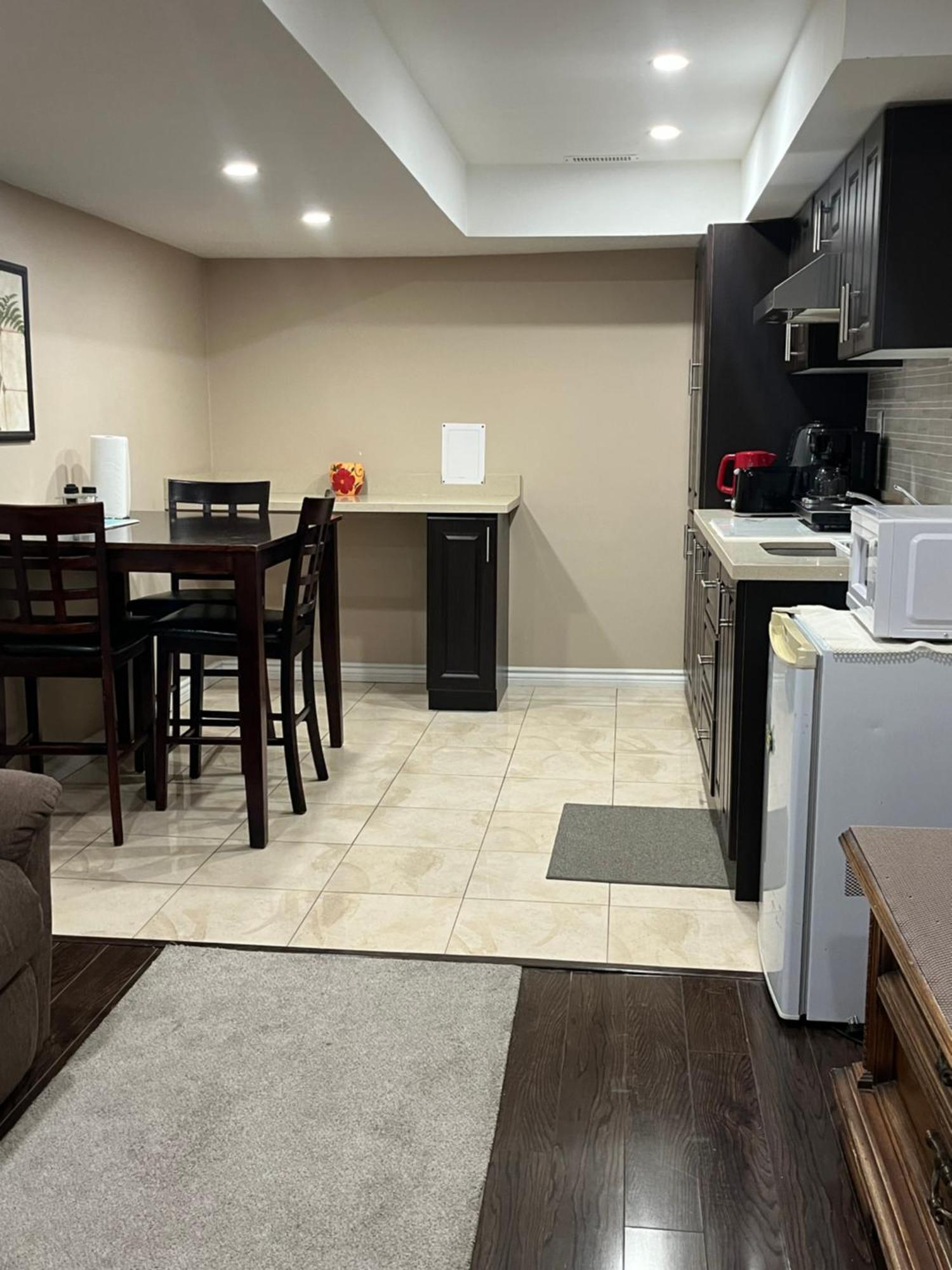 Bernie'S Basement Apartment Milton Exterior photo