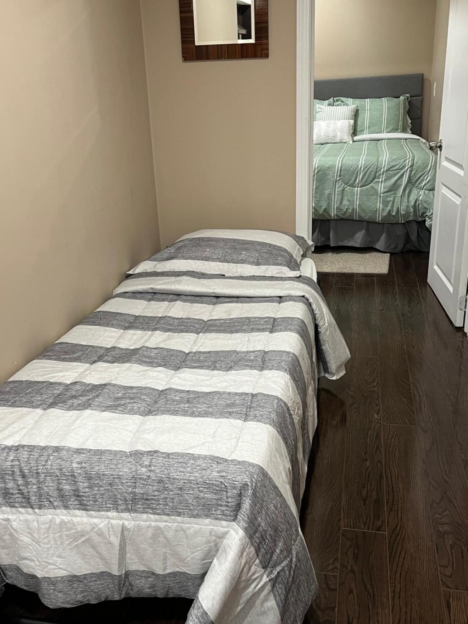 Bernie'S Basement Apartment Milton Exterior photo