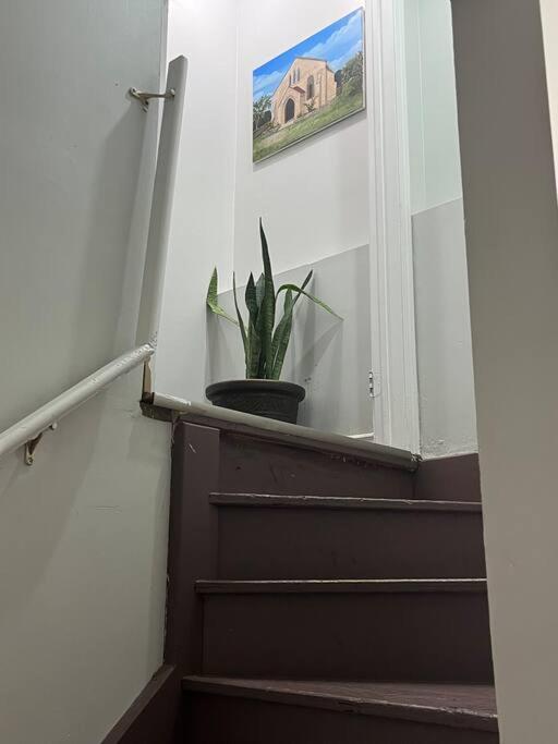 Bernie'S Basement Apartment Milton Exterior photo