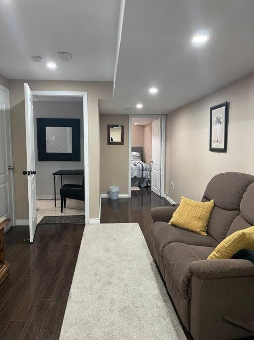Bernie'S Basement Apartment Milton Exterior photo