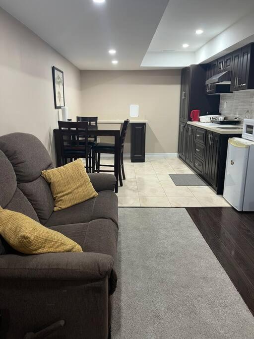 Bernie'S Basement Apartment Milton Exterior photo